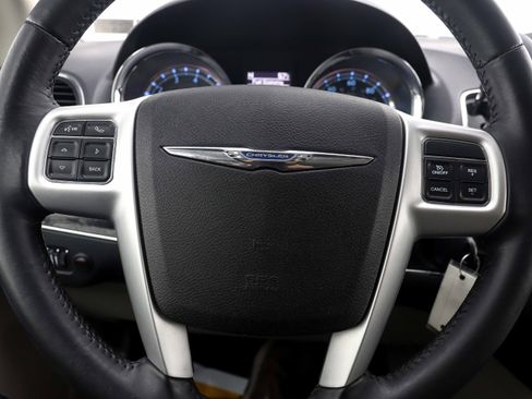 Used 2015 Chrysler Town & Country Touring-L image 26