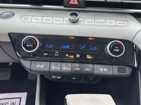 Used 2025 Hyundai Elantra Limited FWD image 18
