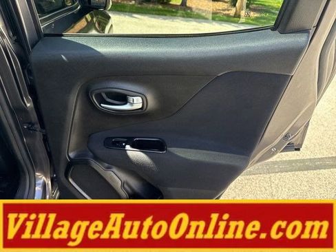 Used 2019 Jeep Renegade Latitude w/ Cold Weather Group AWD/4WD image 37