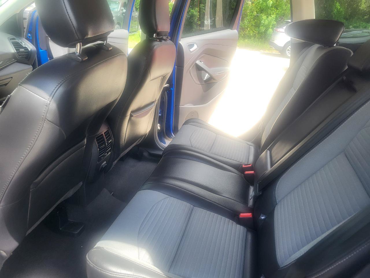 Used 2019 Ford Escape SE w/ SE Sport Appearance Package AWD/4WD image 30