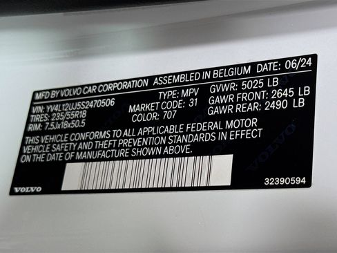 Used 2025 Volvo XC40 B5 Core image 40