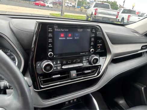Used 2021 Toyota Highlander XLE AWD/4WD image 40