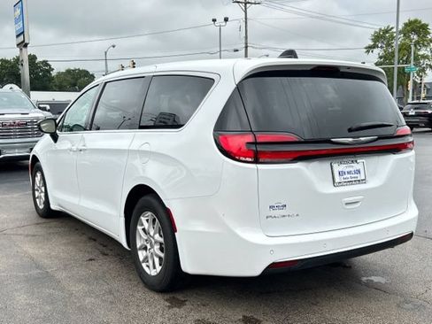 Used 2024 Chrysler Pacifica Touring-L w/ Uconnect Theater Family Group FWD image 7