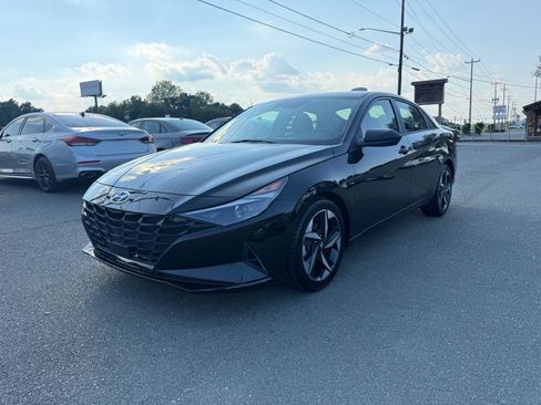 Used 2023 Hyundai Elantra SEL w/ Convenience Package FWD image 3
