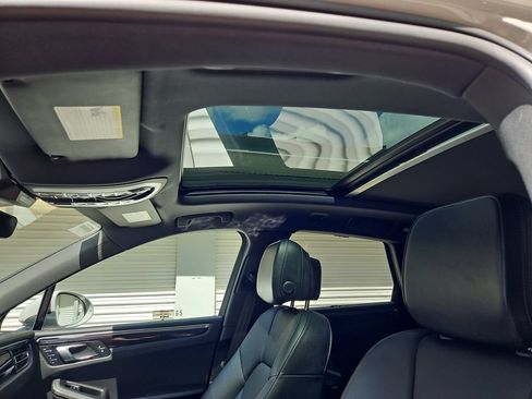 Certified 2024 Porsche Macan AWD/4WD image 16