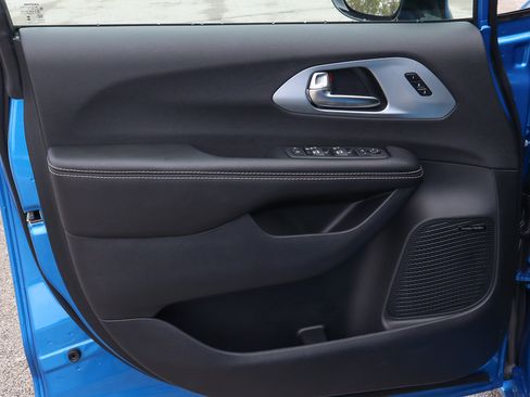 New 2026 Chrysler Pacifica Limited w/ Uconnect Theater Family Group image 9