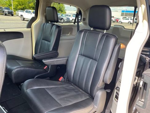 Used 2015 Chrysler Town & Country Touring w/ Driver Convenience Group FWD image 19