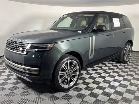 Used 2025 Land Rover Range Rover SE AWD/4WD image 2