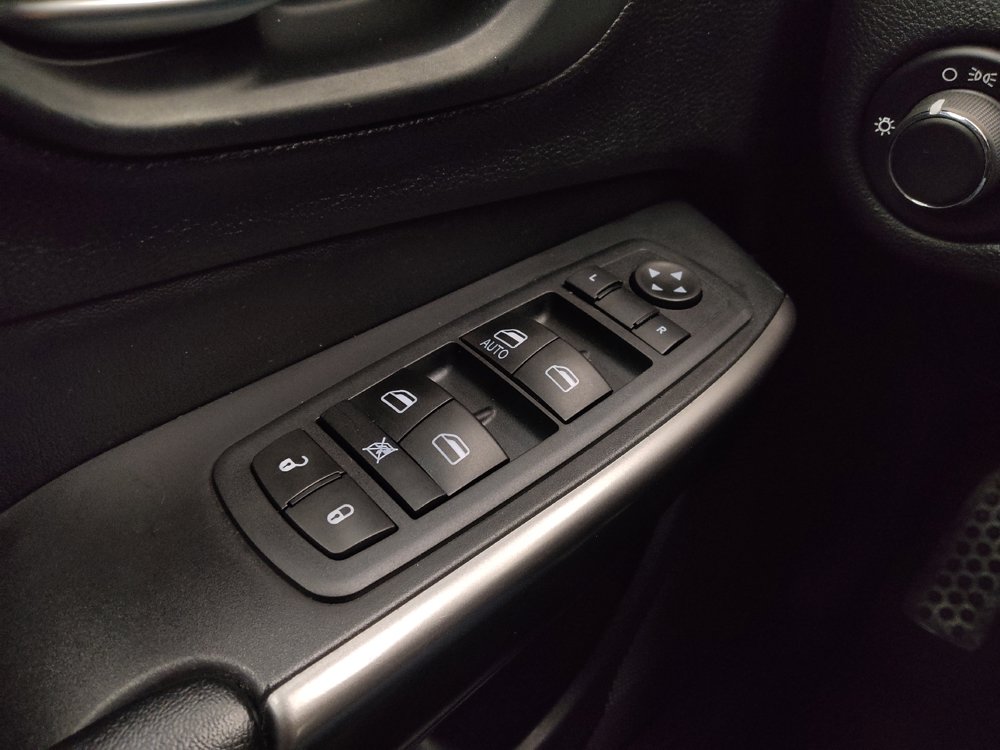 Used 2020 Jeep Cherokee Latitude FWD image 27