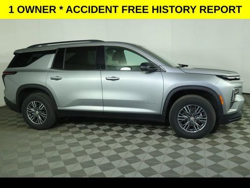Used 2025 Chevrolet Traverse LT image 2