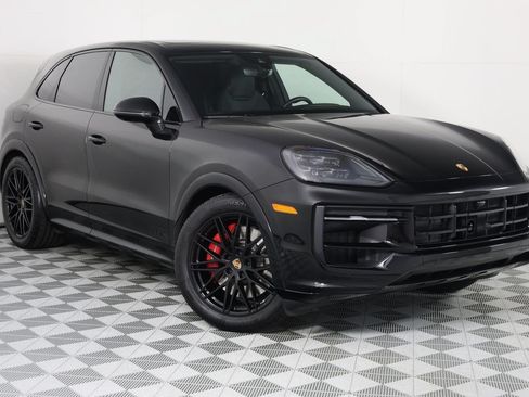Certified 2025 Porsche Cayenne GTS AWD/4WD image 9