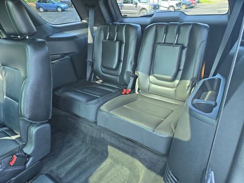 Used 2018 Ford Explorer XLT w/ Equipment Group 202A AWD/4WD image 12