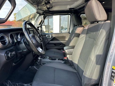 Used 2020 Jeep Wrangler Unlimited Sahara AWD/4WD image 2