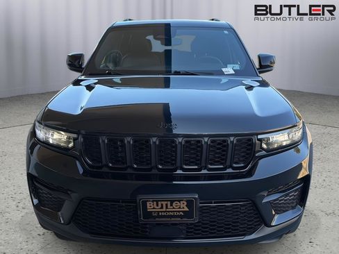 Used 2023 Jeep Grand Cherokee Altitude AWD/4WD image 9