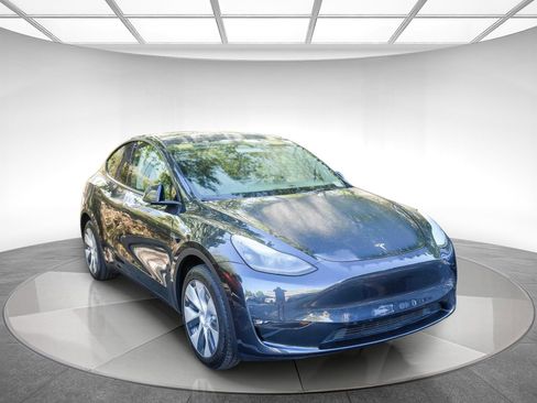 Used 2024 Tesla Model Y Long Range AWD/4WD image 2