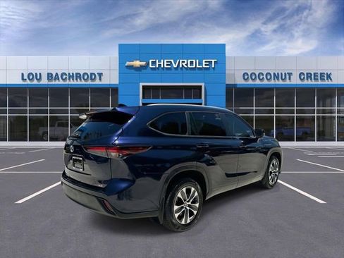 Used 2024 Toyota Highlander XLE FWD image 8
