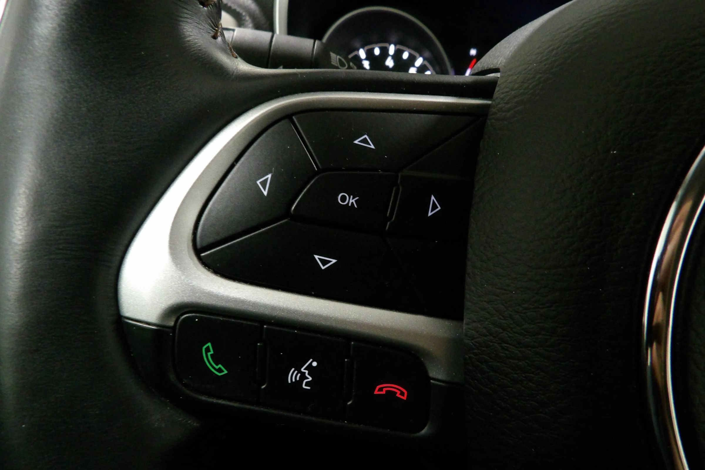 Used 2018 Jeep Compass Latitude w/ Cold Weather Group FWD image 11