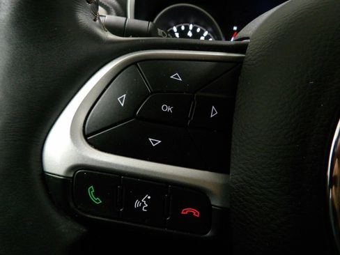 Used 2018 Jeep Compass Latitude w/ Cold Weather Group FWD image 11