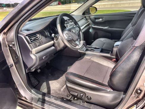 Used 2016 Toyota Camry SE FWD image 3