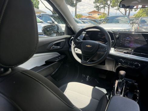 Used 2025 Chevrolet Trax LT image 31
