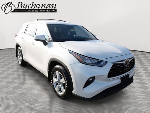 Used 2020 Toyota Highlander LE image 1
