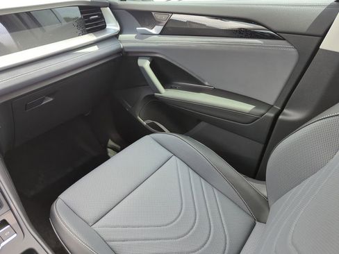 New 2026 Volkswagen Tiguan SE AWD/4WD image 25
