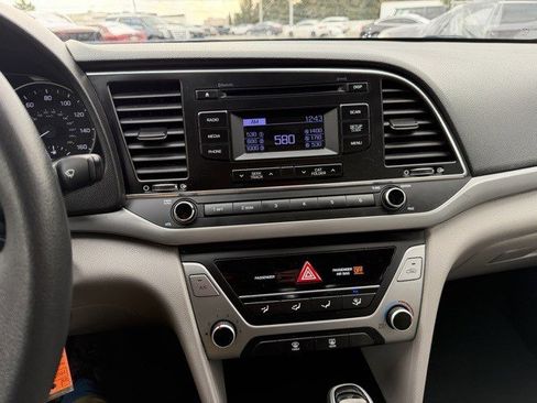 Used 2017 Hyundai Elantra SE image 18
