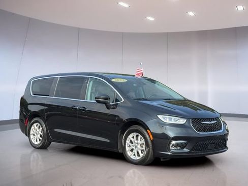 Used 2023 Chrysler Pacifica Touring-L FWD image 1