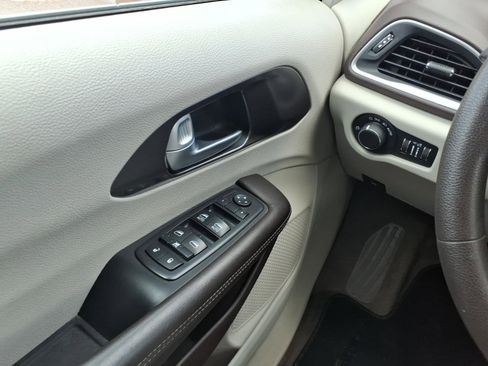 Used 2017 Chrysler Pacifica Touring FWD image 19