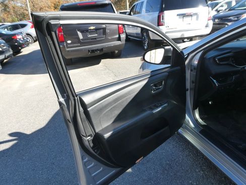 Used 2018 Toyota Avalon XLE image 11