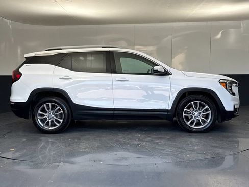 Used 2024 GMC Terrain SLT image 2