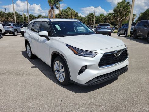 New 2026 Toyota Highlander Limited AWD/4WD image 2