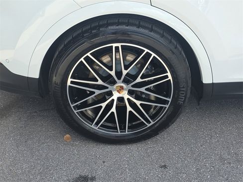 Used 2025 Porsche Cayenne image 14