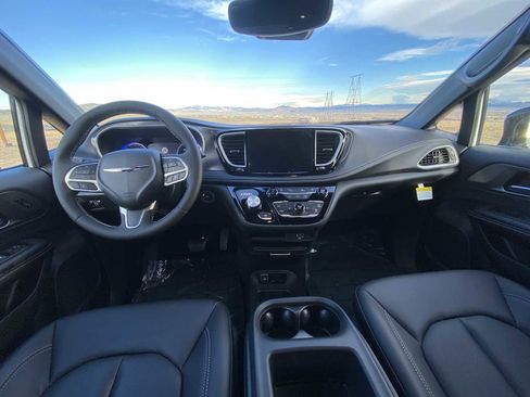 New 2026 Chrysler Pacifica Select AWD/4WD image 16