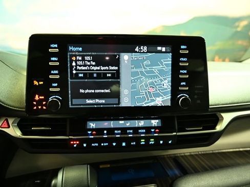 Used 2024 Toyota Sienna Limited image 30