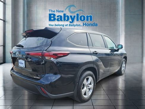 Used 2024 Toyota Highlander LE AWD/4WD image 5