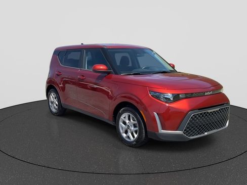 Used 2023 Kia Soul LX w/ LX Technology Package FWD image 3