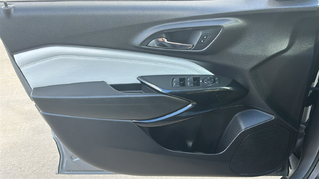 Used 2025 Chevrolet Trax LT FWD image 19