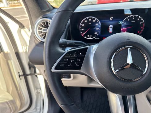 Used 2025 Mercedes-Benz GLB 250 image 30