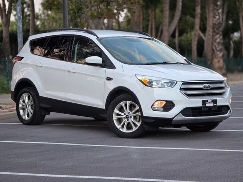 Used 2018 Ford Escape SE FWD image 3
