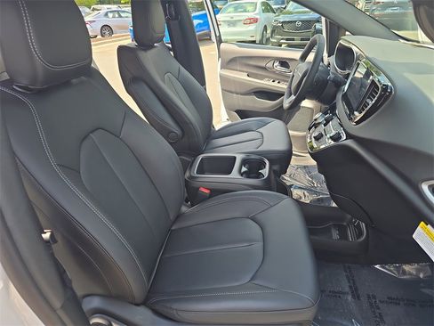 New 2026 Chrysler Voyager LX image 10