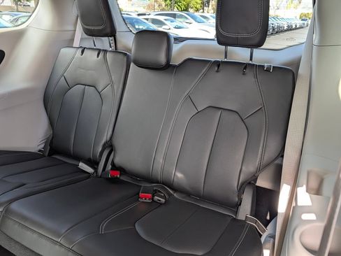 Used 2024 Chrysler Pacifica Limited FWD image 13