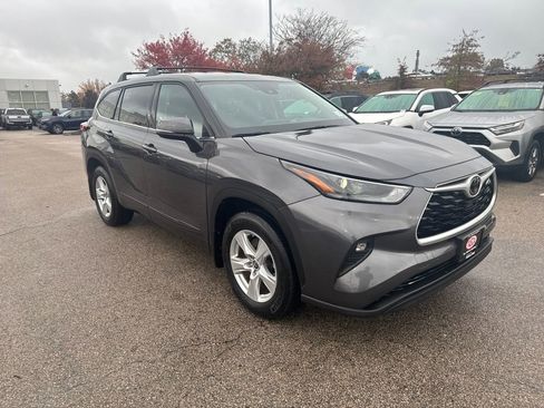 Used 2022 Toyota Highlander LE image 12
