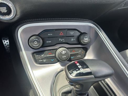 Used 2019 Dodge Challenger R/T w/ Driver Convenience Group RWD image 18