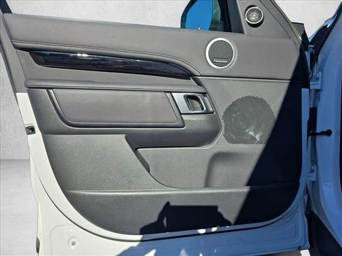 Certified 2023 Land Rover Discovery Metropolitan Edition image 26