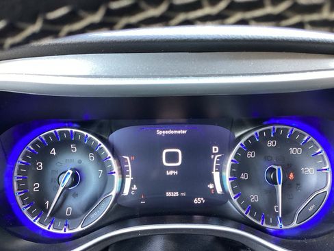 Used 2024 Chrysler Pacifica Touring-L FWD image 8