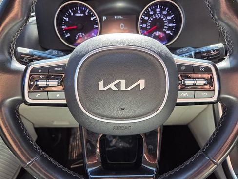 Used 2022 Kia Carnival LX image 29