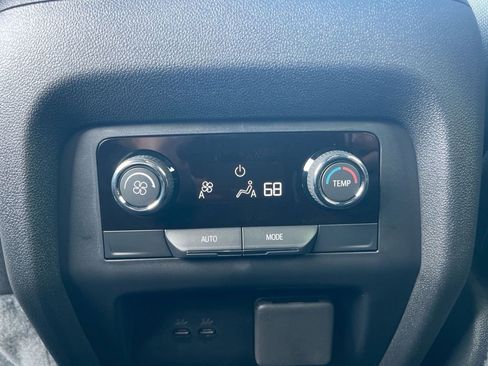 Used 2025 Chevrolet Traverse LT image 12