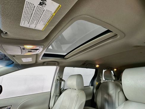 Used 2011 Toyota Sienna XLE FWD image 21