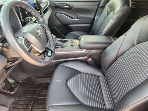 Used 2023 Toyota Highlander XSE image 14